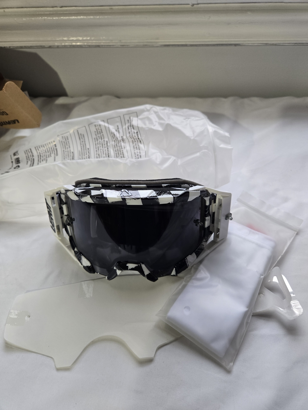 Leatt Velocity 5.5 Checker Smoke 28 Goggle New